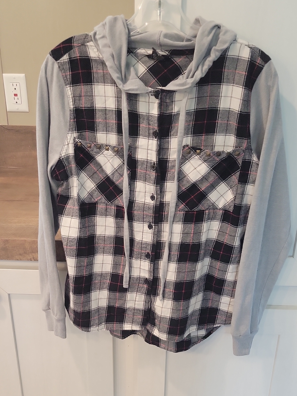 Rue21 Gray & Black Plaid Hooded Button-Up Shirt
